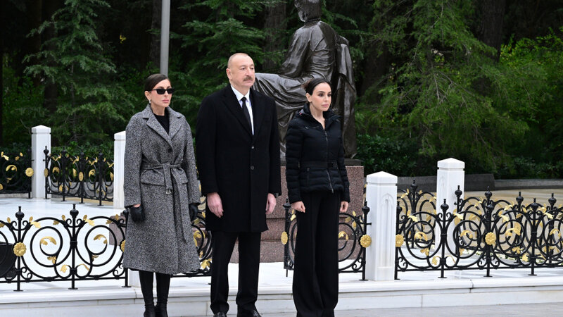 Prezident və xanımı Heydər Əliyevin məzarını ziyarət etdi -