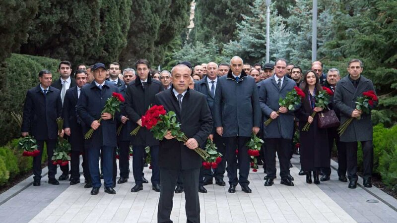 ADSEA kollektivi Fəxri xiyabanda Heydər Əliyevin xatirəsini andı -