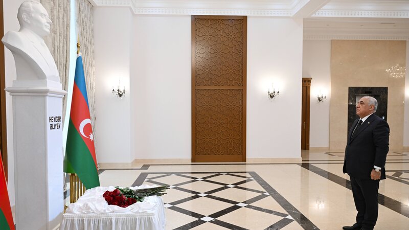 Əli Əsədov Türkmənistanda Heydər Əliyevin xatirəsini yad etdi