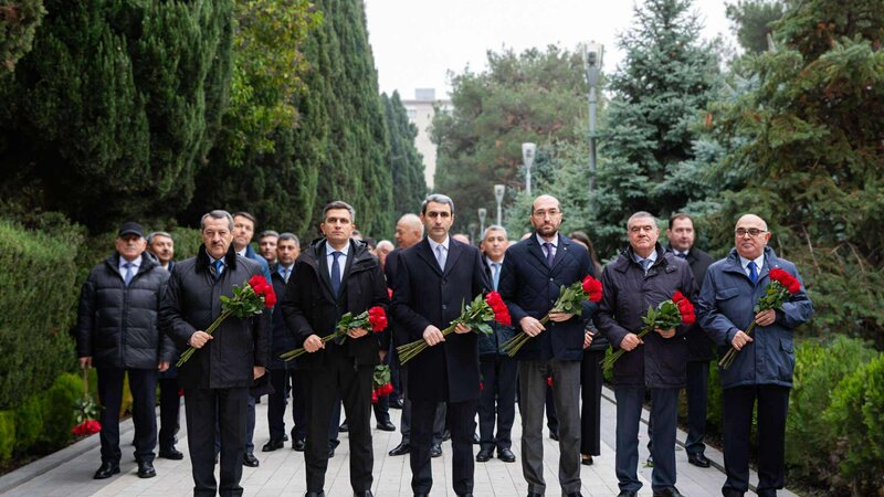 ADY kollektivi Ümummilli Lider Heydər Əliyevin məzarını ziyarət edib -
