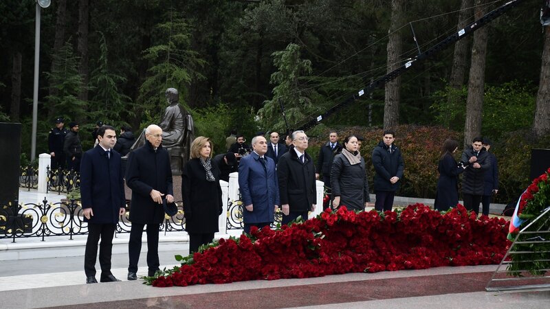 YAP nümayəndə heyəti Heydər Əliyevin xatirəsini yad edib