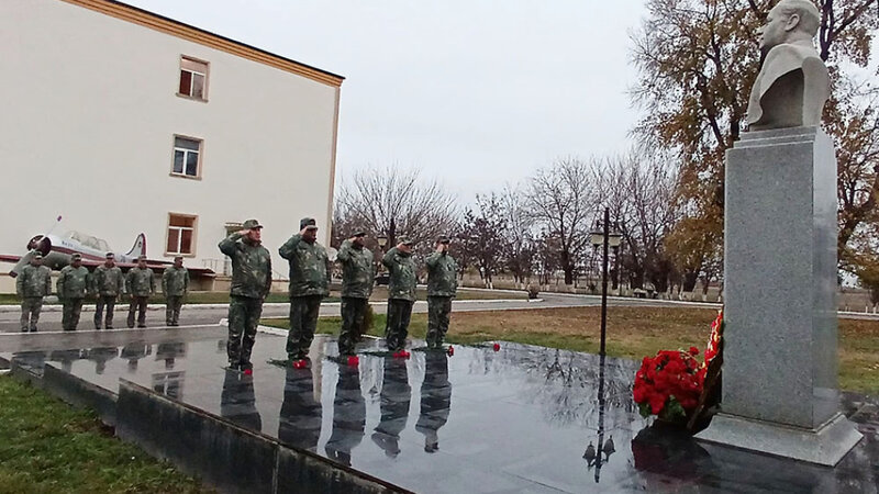 Azərbaycan Ordusunda Ulu Öndərin xatirəsi yad olundu