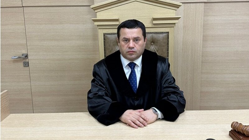 “Hakim Bəylər Ələkbərov təqsirləndirilən şəxsin müdafiəçisi rolunda çıxış edib” –