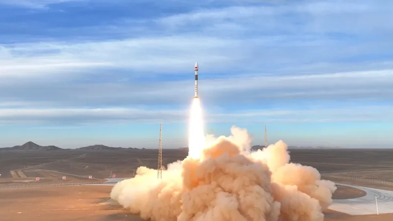 Çin "Kuaizhou-11" raketi ilə iki peyk buraxdı