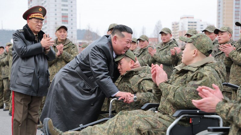 Kim Çen In Rusiyadan qayıdan hərbçilərlə görüşdü  -