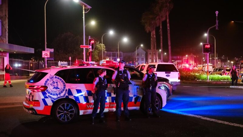 Sidneydə terrorçunun əlindən silahı alan şəxs meyvə satıcısı imiş