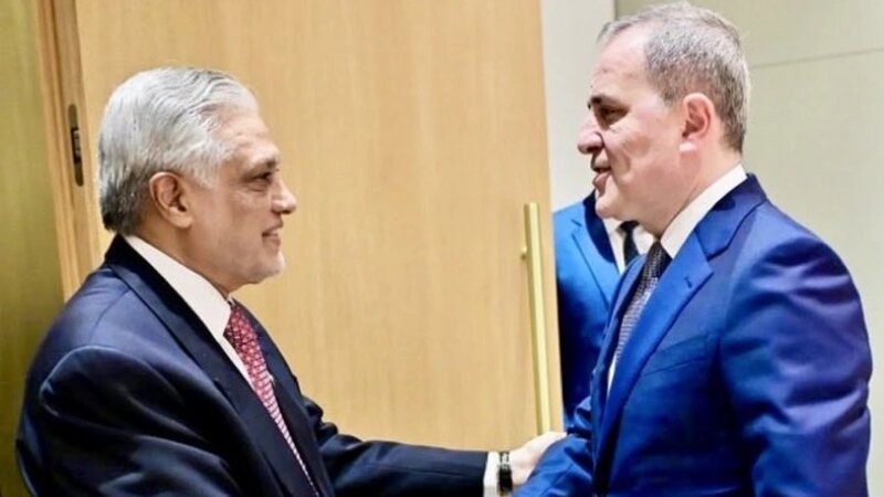 Ceyhun Bayramov pakistanlı həmkarı ilə görüşdü