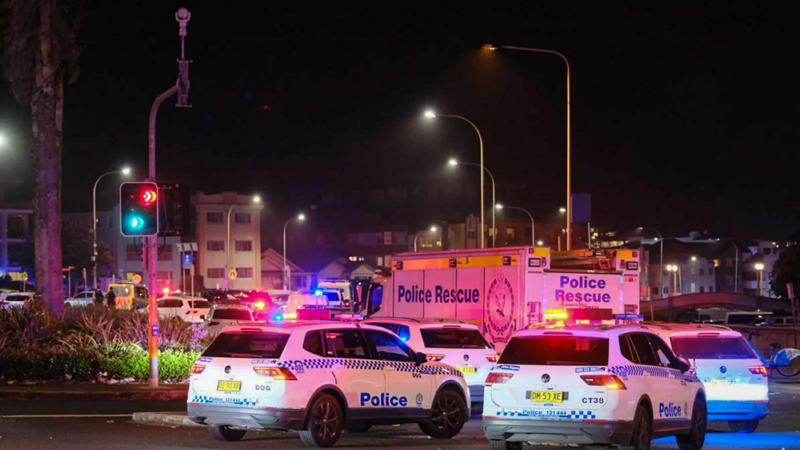 Sidneydə çimərlikdə silahlı hücum: