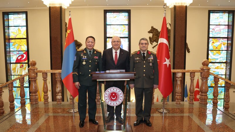 Türkiyə müdafiə naziri Monqolustanın Baş Qərargah rəisi ilə görüşdü