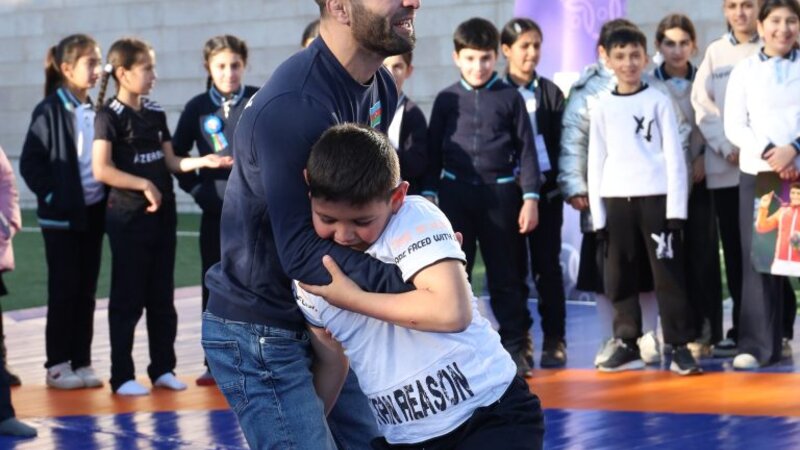 Tanınmış güləşçilər Xankəndidə məktəblilərlə görüşdü -