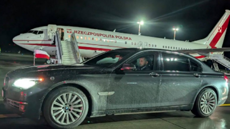 Polşa prezidentinin Riqada çirkli avtomobillə qarşılanması narazılıq yaradıb