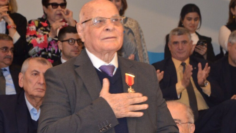 Ağacan Abiyev boks əlcəyini ona verdi