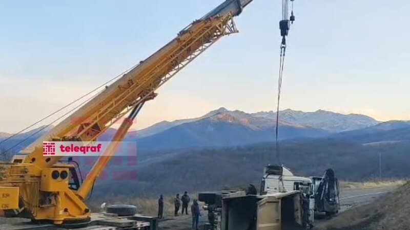 Laçında yük maşını aşdı -