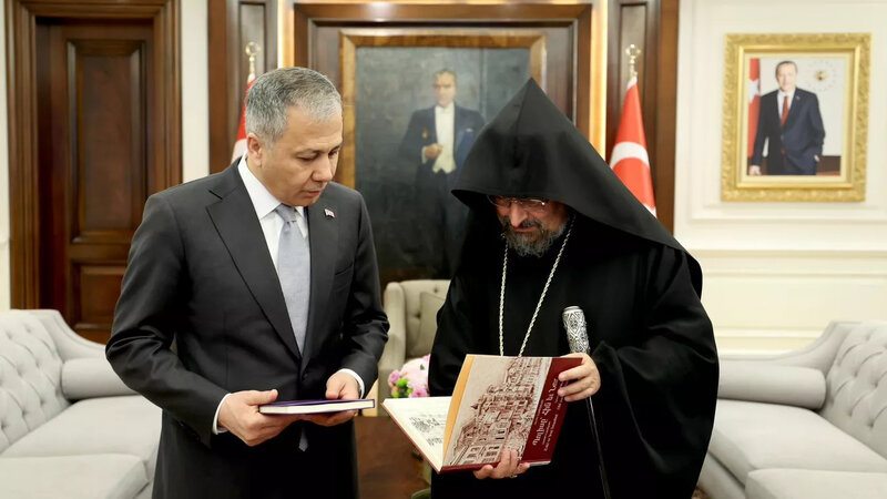 Türkiyənin daxili işlər naziri erməni keşişlərlə görüşdü