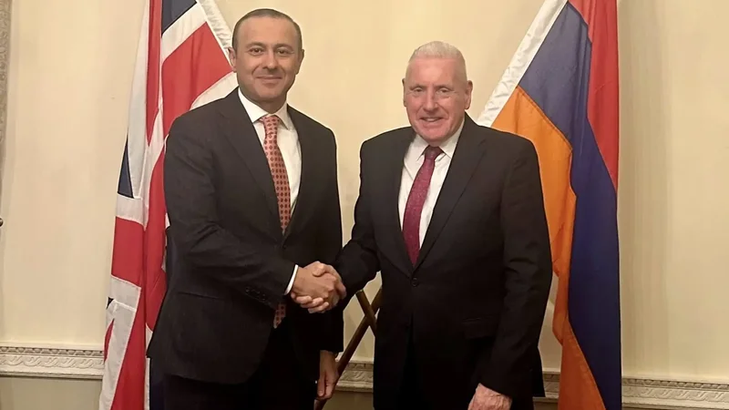 Armen Qriqoryan Britaniyanın hərbi naziri ilə sülh prosesini müzakirə etdi