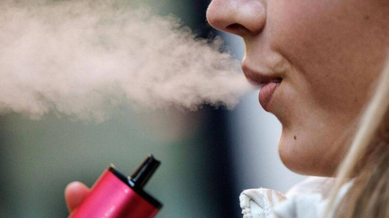 İctimai yerlərdə elektron siqaret çəkənlər cərimə olunacaq