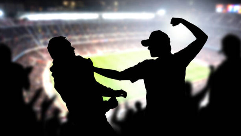 Azərbaycanda keçirilən oyunda azarkeşlər futbolçuları döyüb