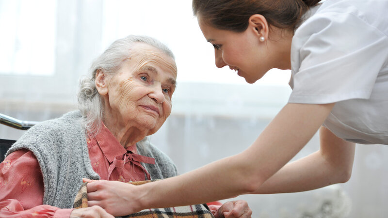 Bakıda dayə qulluq etdiyi yaşlı qadını döydü -
