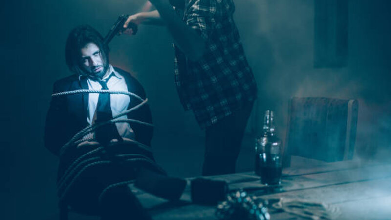 Bacısı oğlu və azyaşlı uşağının başına silah dayayıb girov götürdü -