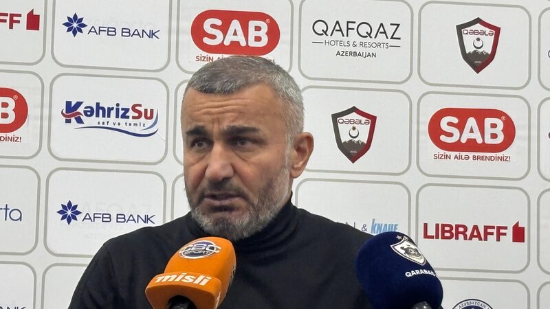 Qurban Qurbanov: “Bəzi təkliflərdən sonra futbolçuların başı gedir, belə olmaz”