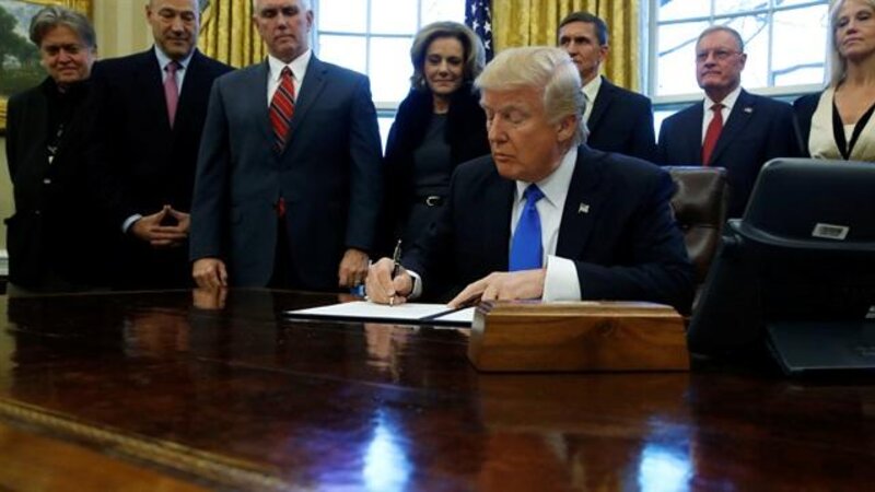 Tramp 48 ölkədəki səfiri geri çağırdı