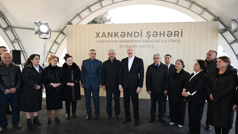 İlham Əliyev Kərkicahan qəsəbəsində buraya köçən sakinlərlə görüşüb