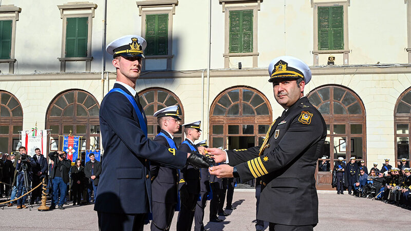 İtaliyalı məzuna  Azərbaycan HDQ komandanı adından “Dənizçi kortiki” hədiyyə olunub