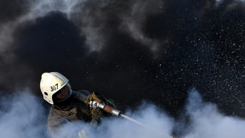 Rusiyada neft məhsulları olan iki rezervuar vurulub