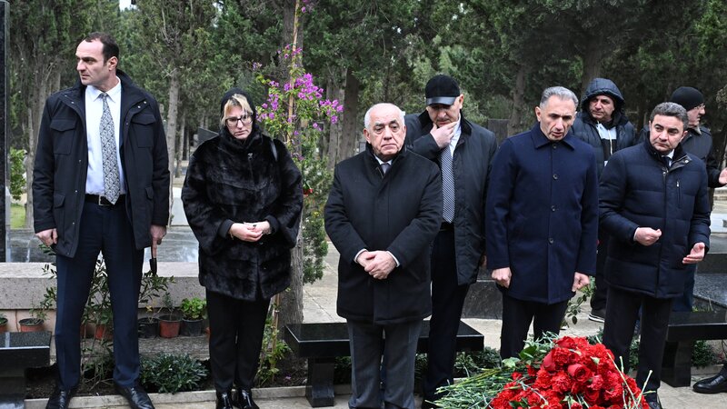 Baş nazir  AZAL təyyarəsinin həlak olan ekipaj üzvlərinin məzarlarını ziyarət etdi