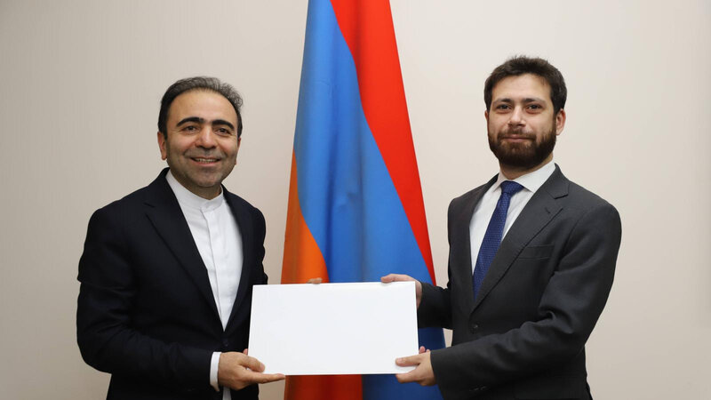 Şirqulami etimadnaməsini Ermənistan xarici işlər nazirinin müavininə təqdim etdi