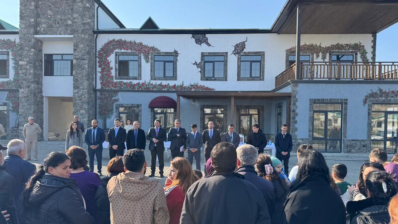 Növbəti köç karvanı Məmmədbəyli kəndinə çatdı, açarlar təqdim olundu -