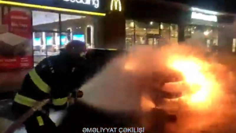 Sumqayıtda minik avtomobili yandı