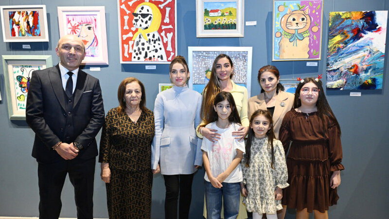 Arzu Əliyeva və Alena Əliyeva “Rənglərdə yaşanan 10 il” mövzusunda keçirilən sərgidə iştirak ediblər