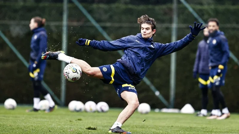 "Qalatasaray" "Fənərbağça”nın sabiq futbolçusuna "elçi düşdü"