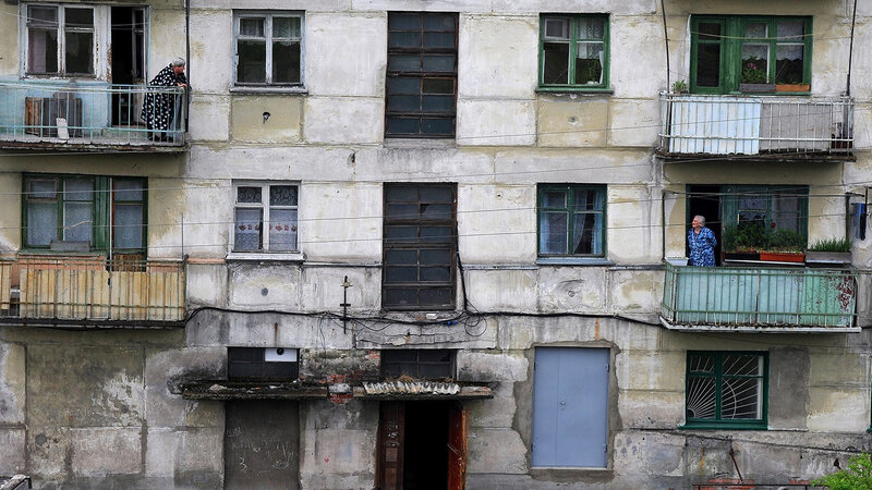 Bakıda qəzalı binaların söküntüsü niyə ləngiyir? –