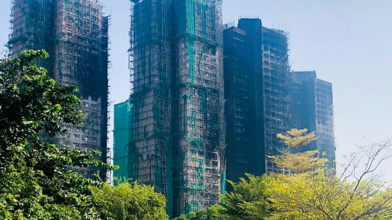 Honkonqda yanan yaşayış kompleksinin sakinləri evlərinin bərpasını tələb edirlər