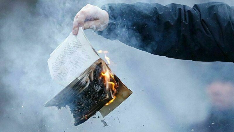 İranda etirazçılar Quranı yandırdı