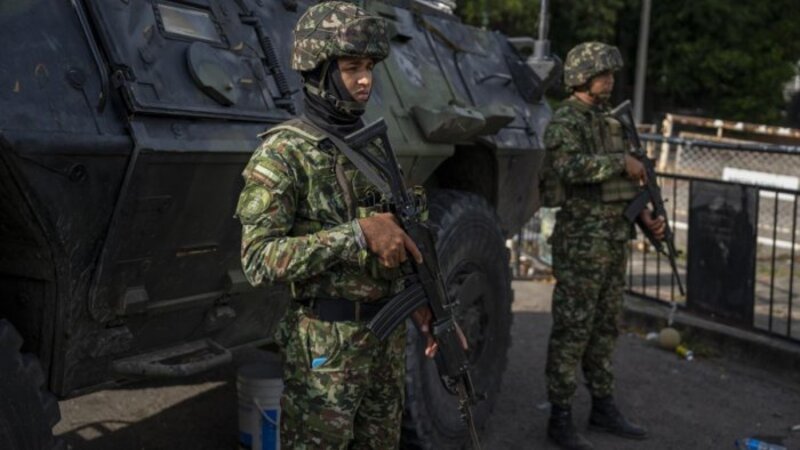 Karakasda atışma səsləri eşidilib, hökumət binaları təxliyə edilib