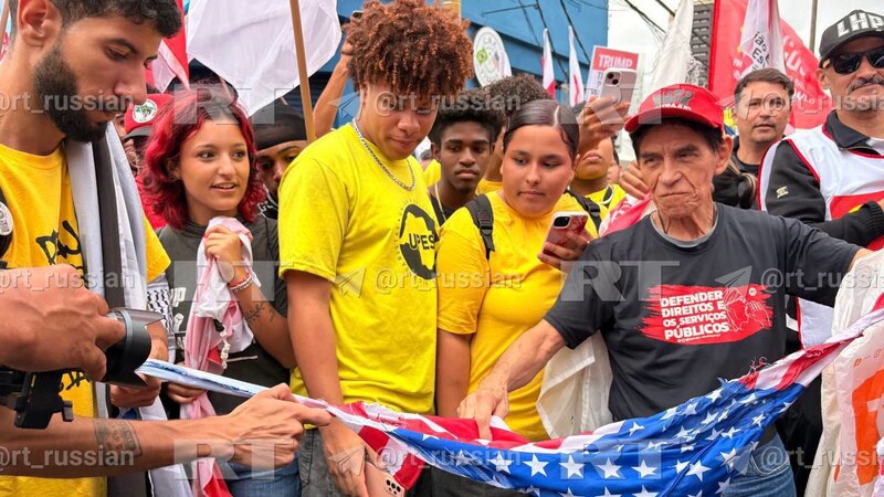 San-Pauluda ABŞ konsulluğu önündə Amerika bayrağı yandırıldı