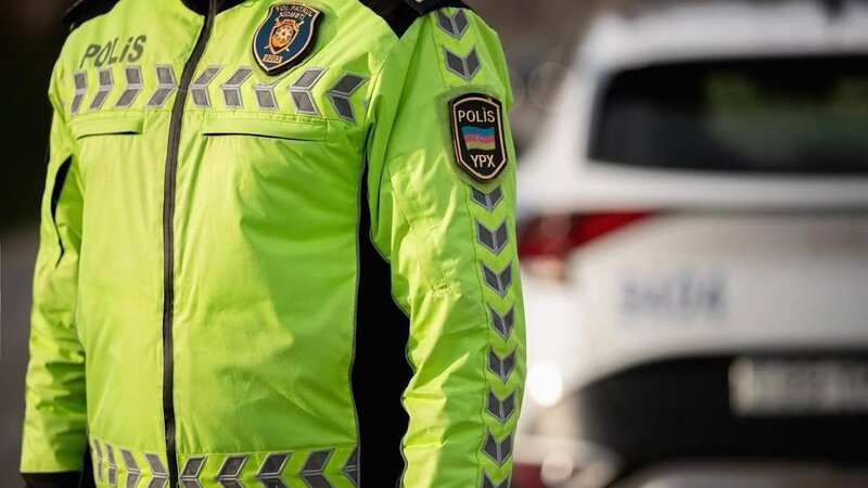 Yol polisi ehtiyac olmadığı halda fənərdən istifadə edən sürücünü saxladı -