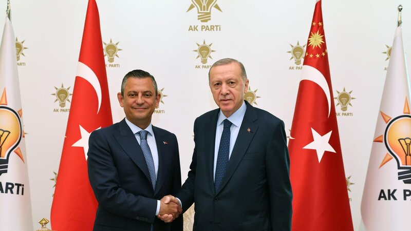 Burhanettin Duran: Özgür Özəlin ifadələri böhtan xarakteri daşıyır