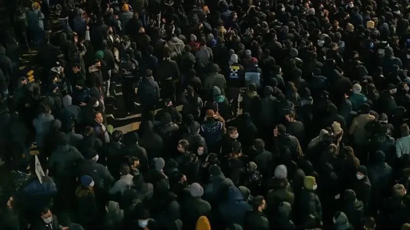 İranda etiraz dalğası genişlənir: Bayraqlar endirilir -