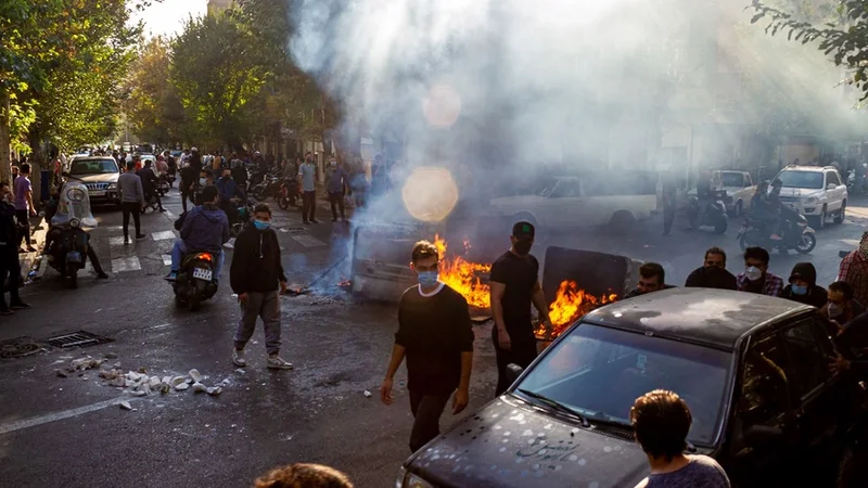 Tehrandakı etirazlarda polis əməkdaşları həlak olub