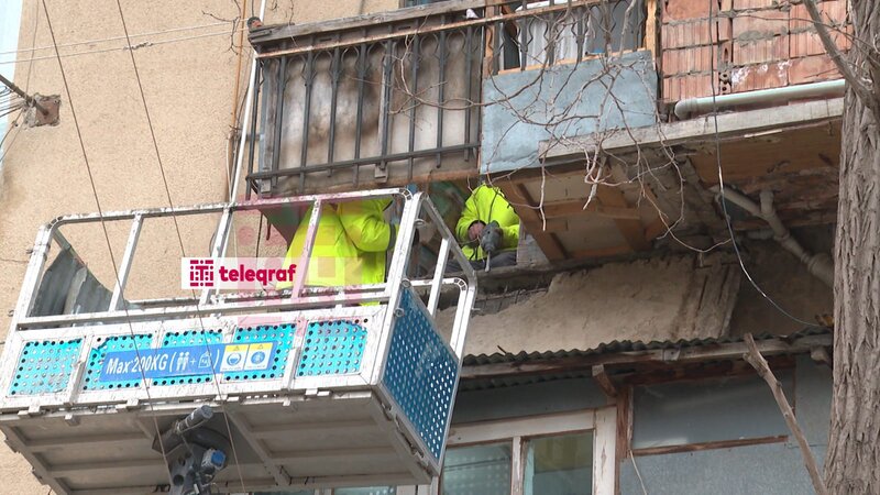 Bakıda binanın eyvanı uçub -