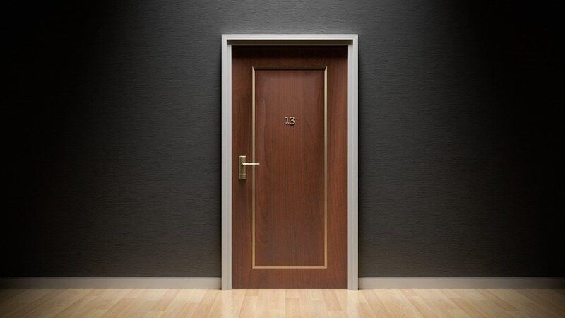 Suraxanıda iki nəfər evdə bağlı qapı arxasında qaldı