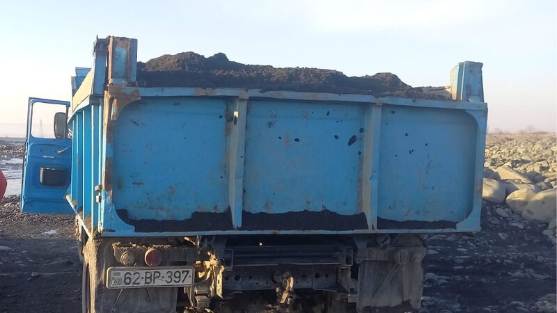 Balakəndə çaydan qum-çınqıl daşıyanlar məsuliyyətə cəlb olunub