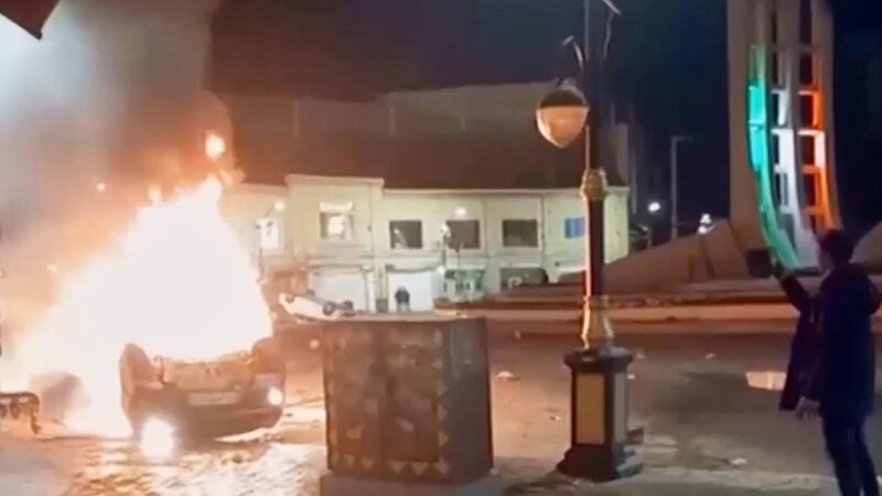 Etirazçılar 50 yanğınsöndürən maşına zərər vurublar