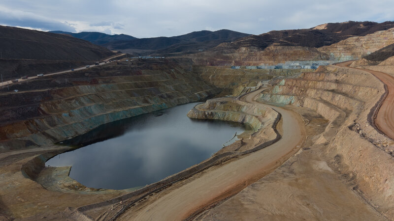 İlham Əliyev Ağdərənin Canyataq kəndində “Dəmirli” Filiz Emalı Kompleksinin fəaliyyəti ilə tanış oldu