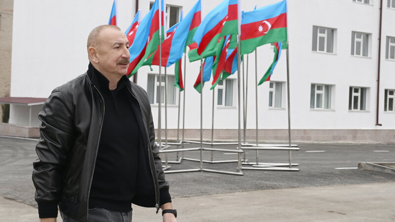 Prezident İlham Əliyev Ağdərə şəhərinin Baş planı ilə tanış oldu -