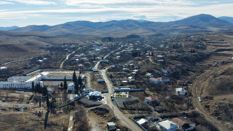 Prezident Ağdərə rayonunun Aşağı Oratağ kəndində görülmüş işlərlə tanış oldu